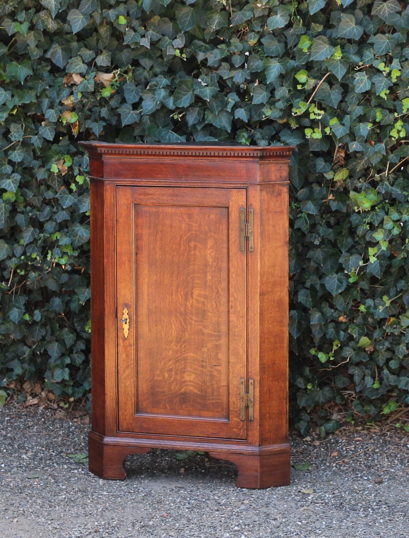 antiker-englischer-eckschrank